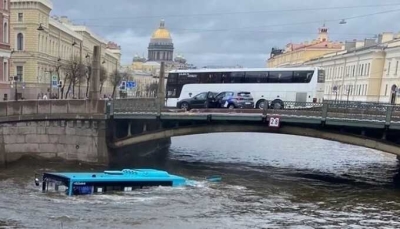 Пассажирский автобус, упавший в реку в Петербурге, принадлежит компании ООО «Такси»