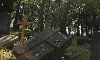 Конкуренты по похоронному бизнесу выяснили отношения битами и надгробными плитами