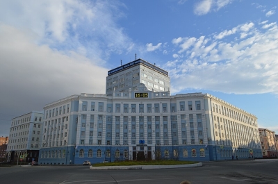 В Норильске на руднике &laquo;Заполярный&raquo; снесли трубу 1947 года