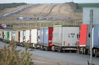 На границе РФ и Казахстана скопилась очередь из нескольких тысяч фур с грузами из Китая,включая товары двойного назначения — «Ъ»