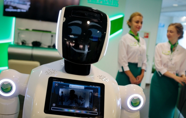 CNews: Сбербанк проводит массовые сокращения айтишников, объясняя это внедрением ИИ, но сотрудники говорят об урезании расходов