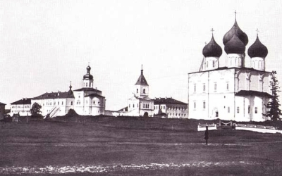 Их отправили проводить за границу семью свергнутого царя. Последствия командировки длились целый век